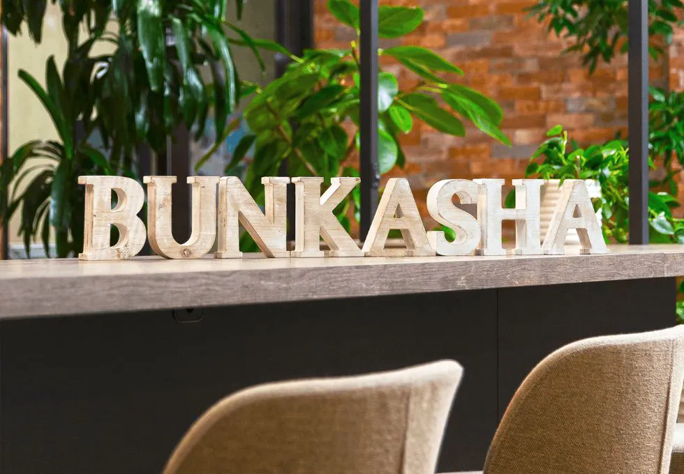 ぶんか社のオフィス内。棚の上に『BUNKASHA』の立体文字が置かれている