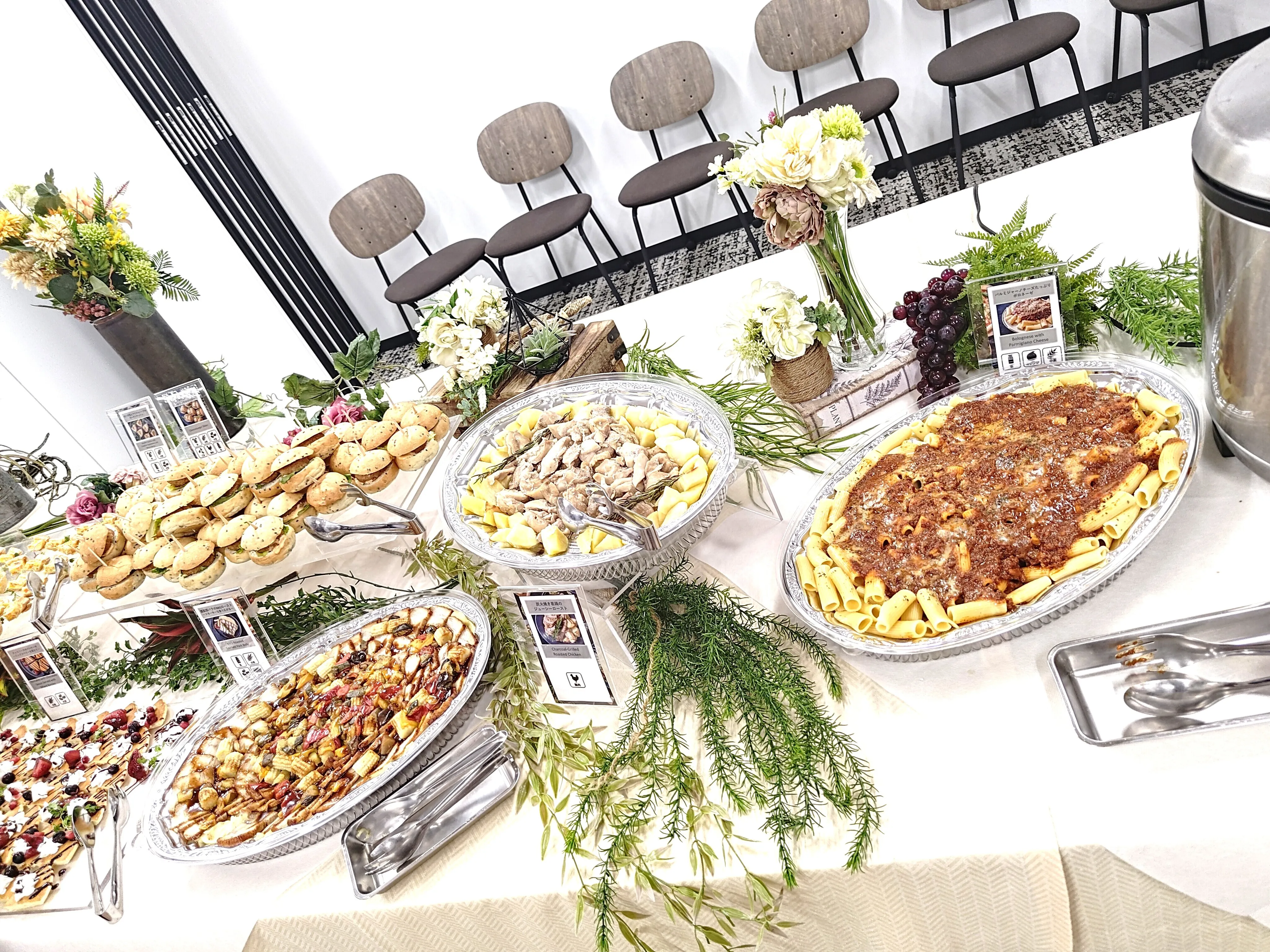 社内懇親会で、さまざまな料理が並んだ会場の様子