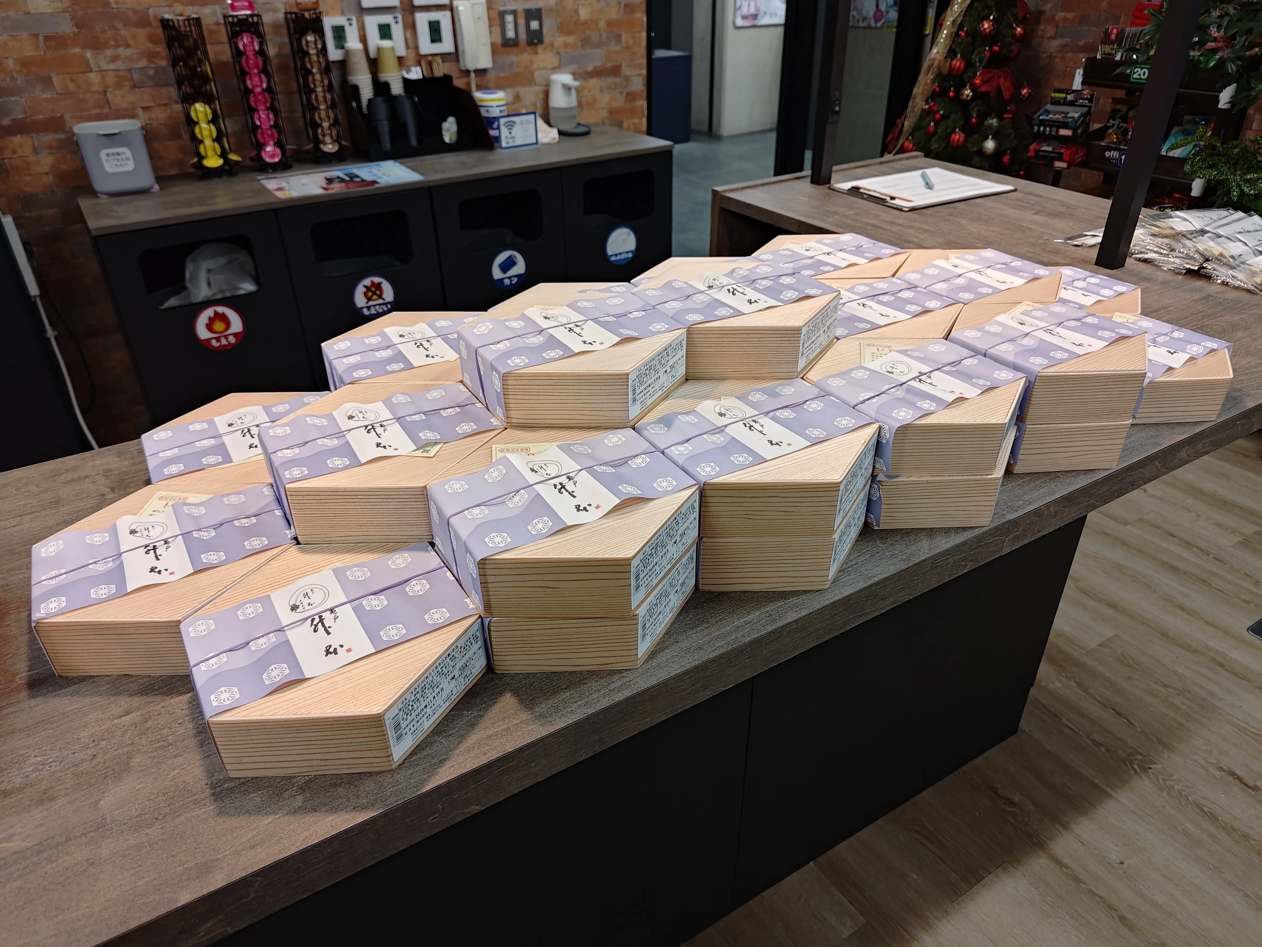 社内で提供されているお弁当がテーブルに並んでいる様子