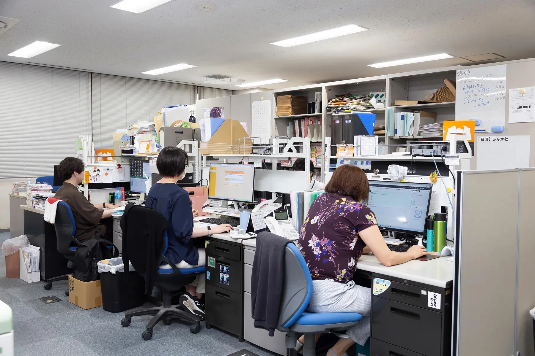 市場やトレンドを分析し、作品をヒットにつなげる出版営業部の業務風景