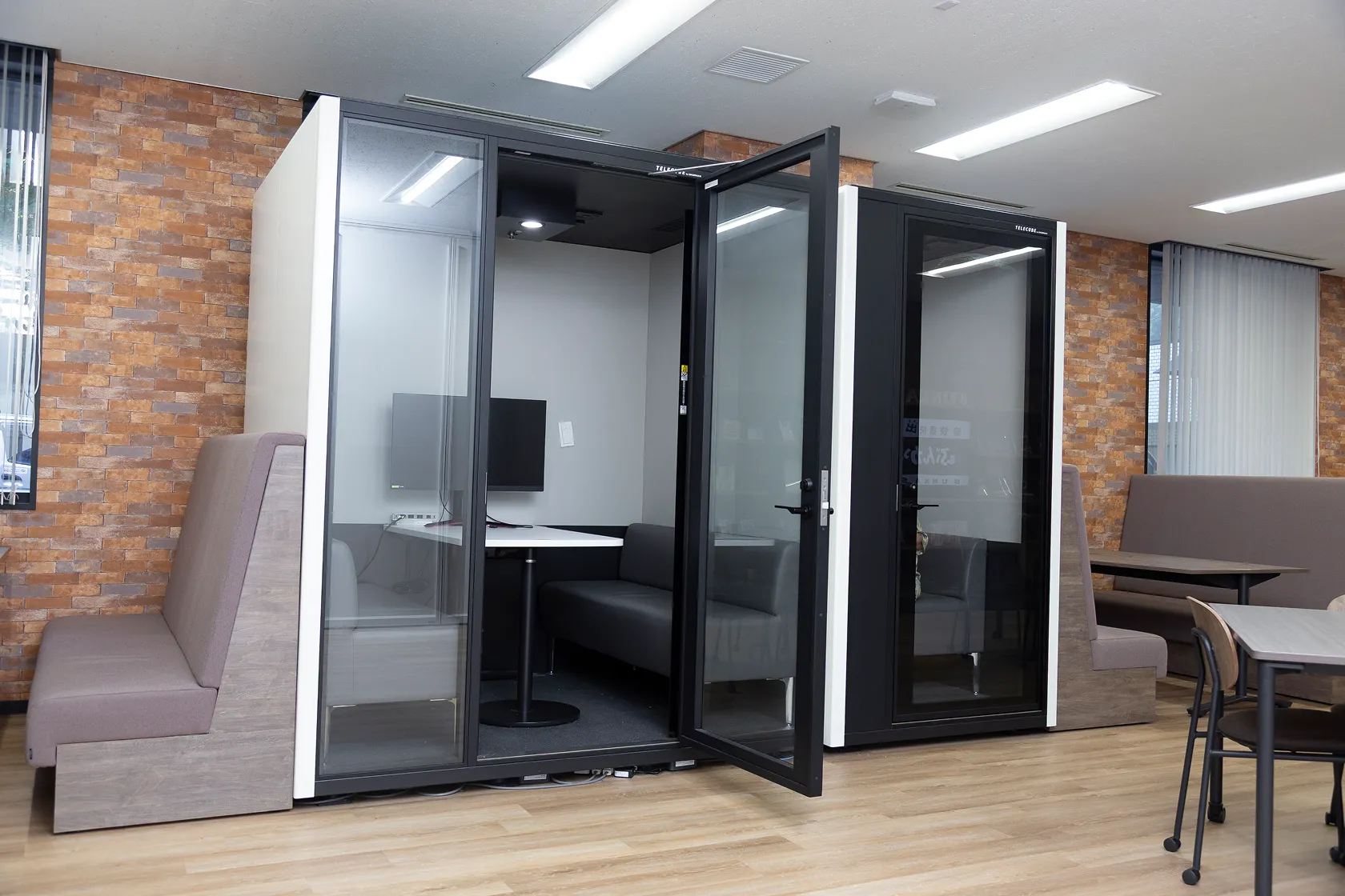 社内オープンスペースに設置された、集中して作業できる個室ブース。