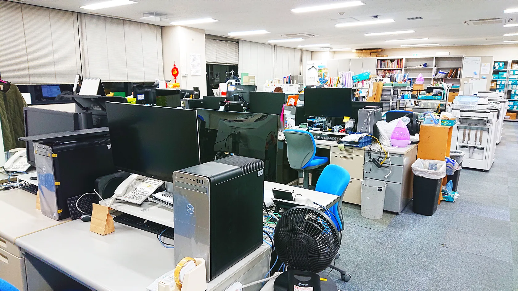 編集部のデスクやパソコンが並ぶオフィスの一角。
