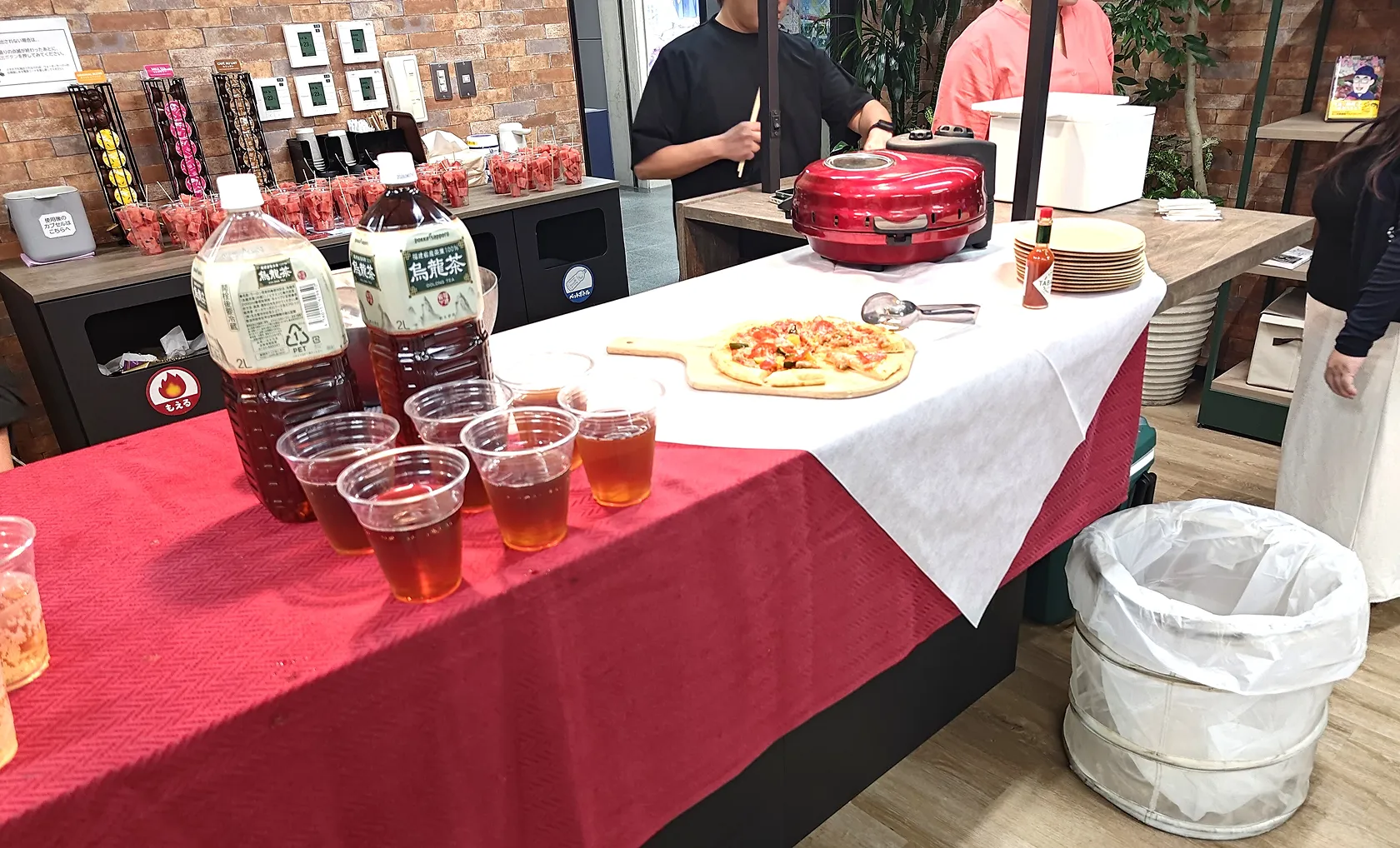 社内で行われた懇親会の食事が並ぶテーブルの様子。