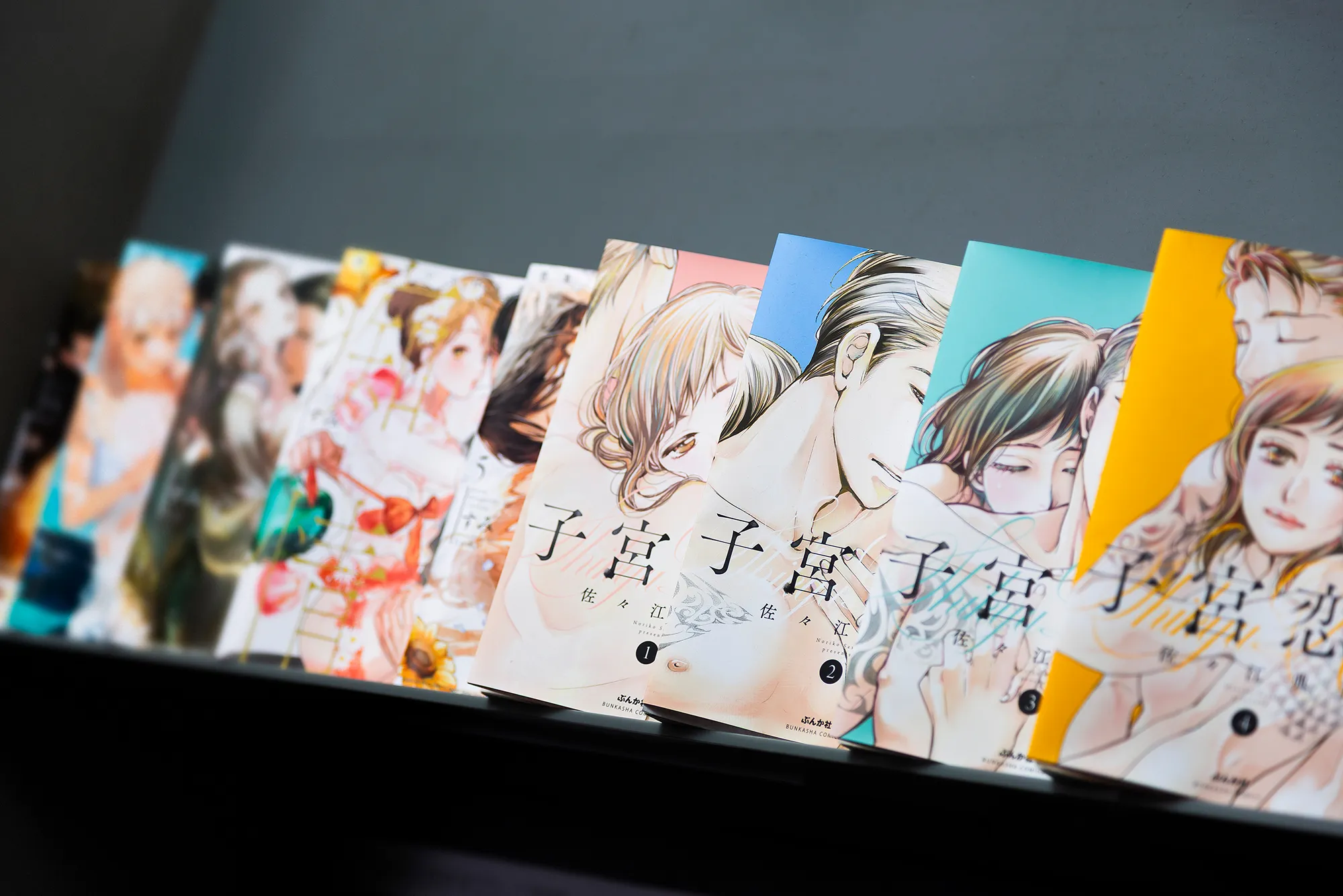 完成したマンガの単行本が横一列に並んでいる様子